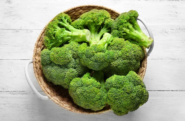 Keranjang Dengan Brokoli Hijau Segar Atas Meja Kayu Putih — Stok Foto