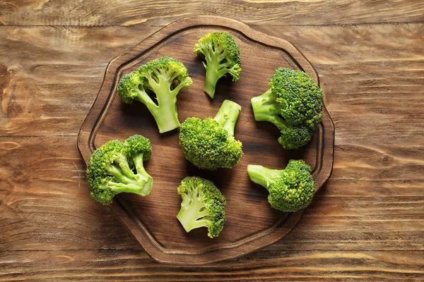 Styrelsen Med Färsk Grön Broccoli Träbord — Stockfoto