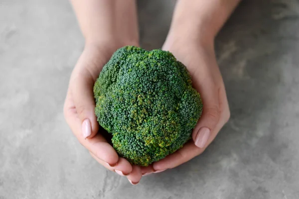 Kvinnliga Händer Med Färsk Grön Broccoli Grå Bakgrund — Stockfoto