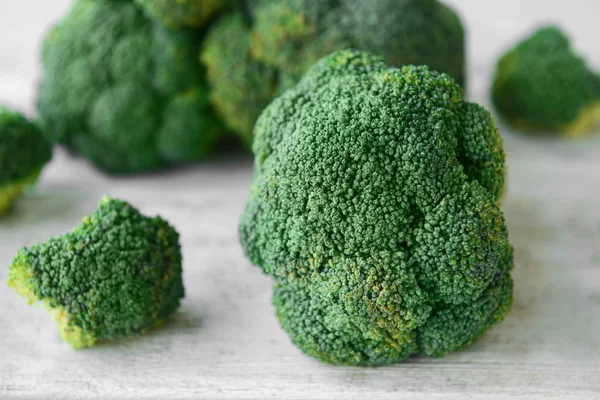 Świeże Zielone Brokuły Lekki Drewniany Stół Zbliżenie — Zdjęcie stockowe