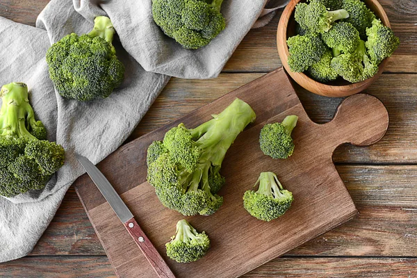 Komposisi Dengan Brokoli Hijau Segar Atas Meja Kayu — Stok Foto