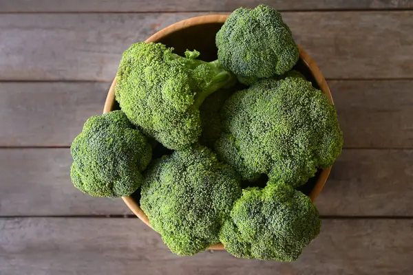 Bowl Dengan Brokoli Hijau Segar Atas Meja Kayu Top View — Stok Foto