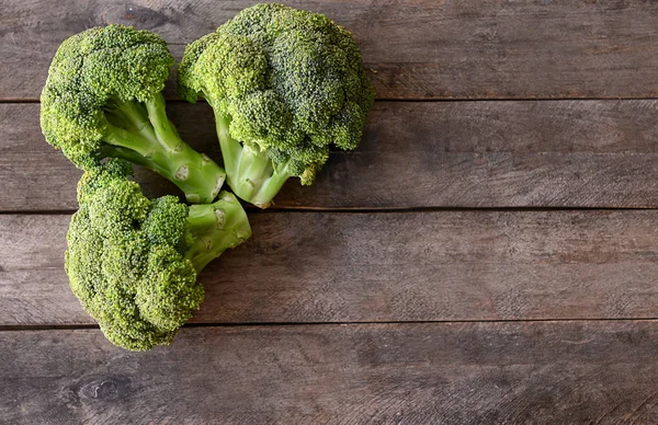 Brokoli Hijau Segar Atas Meja Kayu — Stok Foto