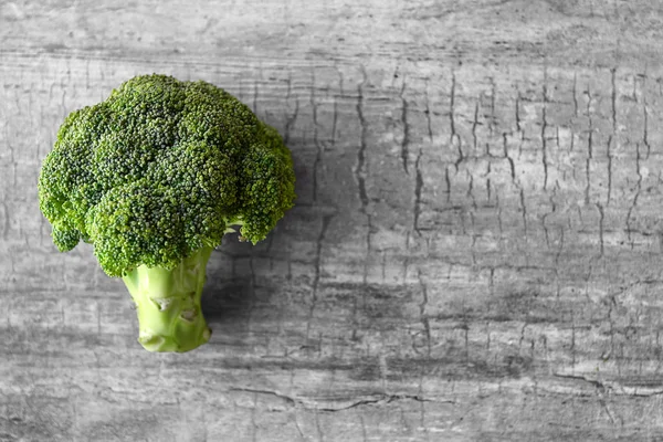 Färsk Grön Broccoli Träbord — Stockfoto