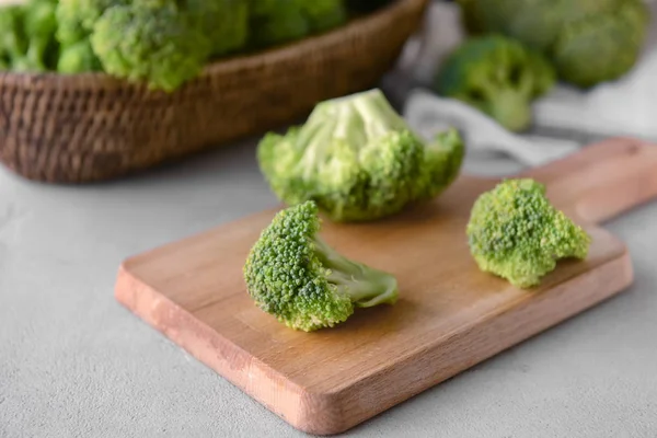 Board Fresh Green Broccoli Grey Table — Stock Photo, Image