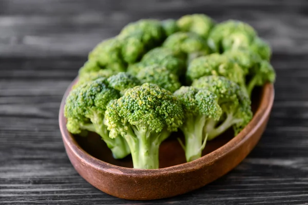 Bowl Dengan Brokoli Hijau Segar Atas Meja Kayu Closeup — Stok Foto