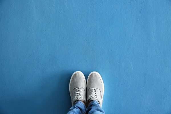 Πόδια Του Ανθρώπου Casual Παπούτσια Στο Χρώμα Φόντου — Φωτογραφία Αρχείου
