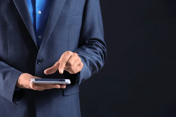 Empresario Con Teléfono Móvil Sobre Fondo Oscuro — Foto de Stock