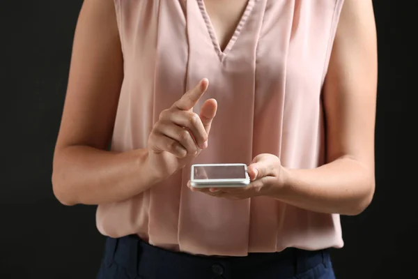 Young Woman Mobile Phone Using Virtual Screen Dark Background Closeup — Stock Photo, Image