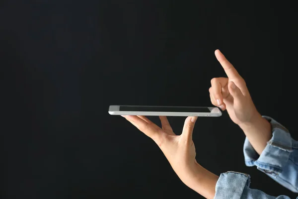 Young Woman Tablet Using Virtual Screen Dark Background — Stock Photo, Image