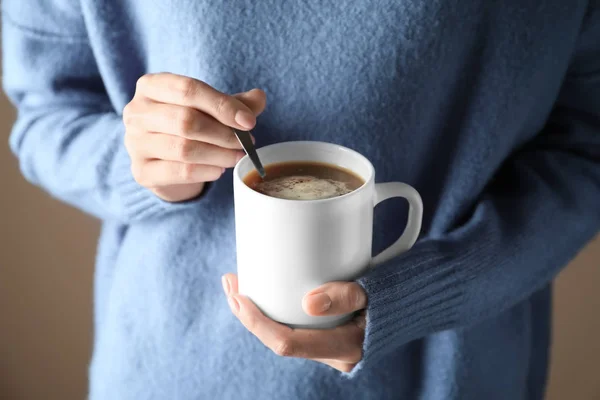 Vrouw Met Een Kopje Heerlijke Cacao Close — Stockfoto