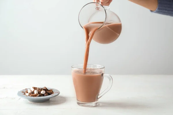 Mujer Vertiendo Sabroso Cacao Jarra Taza Mesa Blanca —  Fotos de Stock