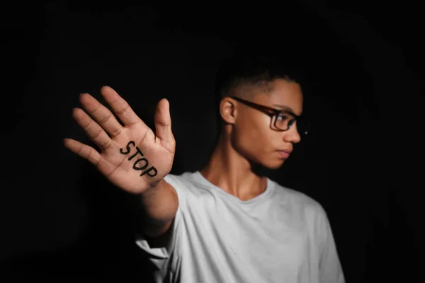 Afro Amerikanska Tonårspojke Med Ordet Stop Skriven Mot Mörk Bakgrund — Stockfoto
