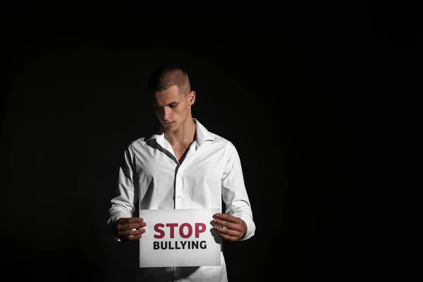 Adolescente Menino Segurando Folha Papel Com Texto Parar Bullying Fundo — Fotografia de Stock