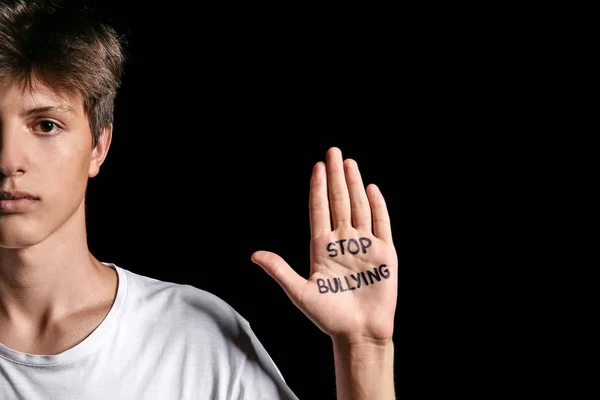 Adolescente Com Texto Stop Bullying Escrito Mão Contra Fundo Escuro — Fotografia de Stock