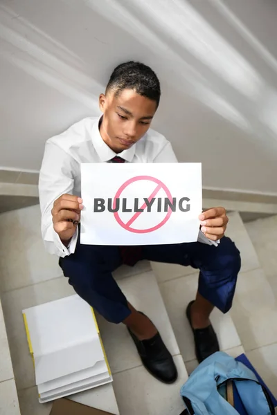Menino Adolescente Afro Americano Segurando Folha Papel Com Palavra Bullying — Fotografia de Stock