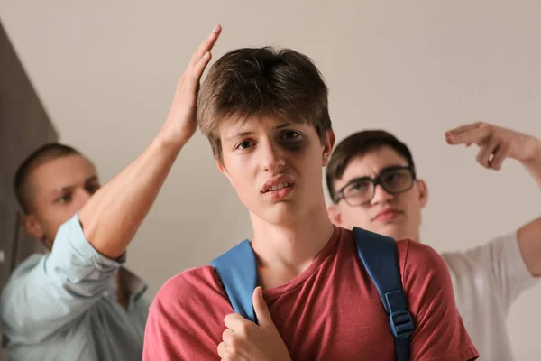 Adolescentes Agressivos Bullying Menino Escola — Fotografia de Stock