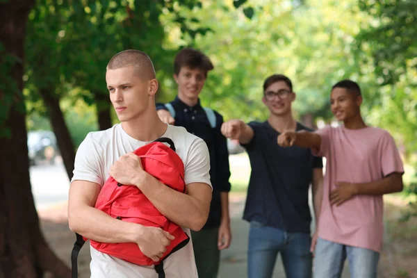 被欺负的十几岁的男孩与进取的同学户外 — 图库照片