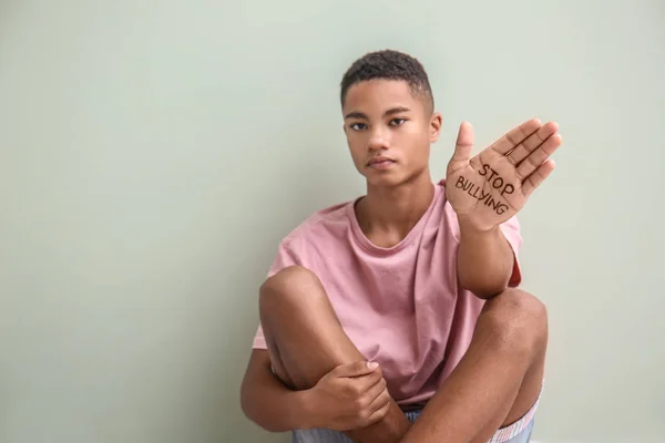 Adolescente Afroamericano Con Texto Stop Bullying Escrito Mano Cerca Pared — Foto de Stock