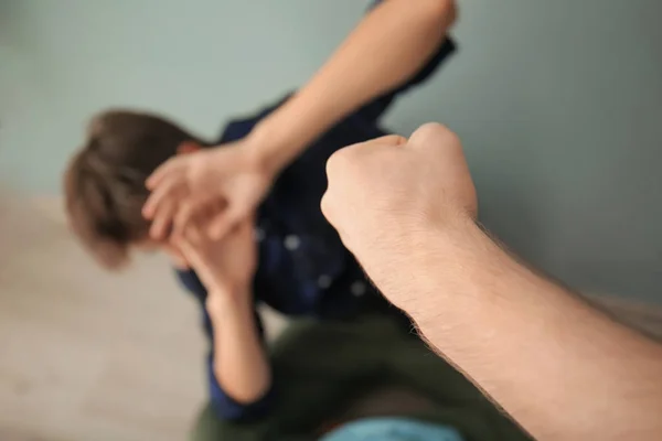 Agressivo Adolescente Bullying Menino Dentro Casa Close — Fotografia de Stock