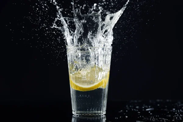 Glas Verse Limonade Met Spatten Donkere Achtergrond — Stockfoto