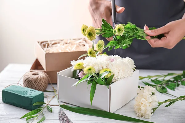 Bloemist Doos Met Mooie Chrysant Bloemen Aan Tafel Bereiden — Stockfoto