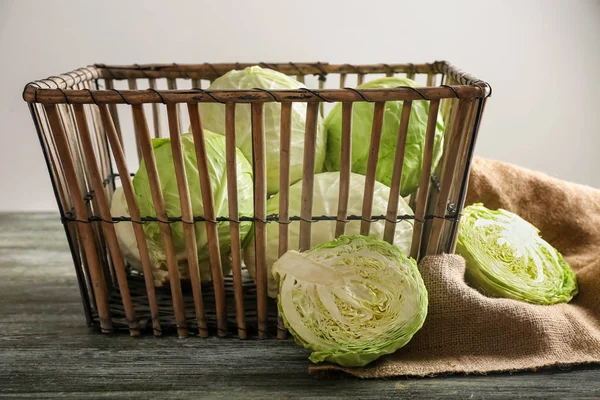 Cesta Con Coles Frescas Sobre Mesa Madera —  Fotos de Stock