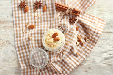 Ahşap masa üzerinde kavanoza fındıklı leziz sütlaç