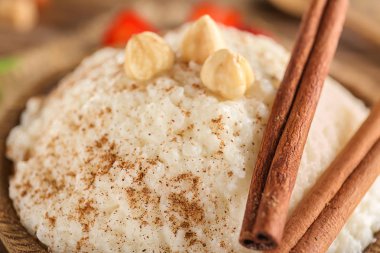 Tarçın ve fındık kase, closeup ile lezzetli sütlaç