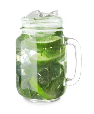 Mason kavanozu beyaz arka planda taze mojito.