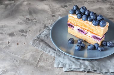 Plaka gri masada lezzetli blueberry pasta parçası ile