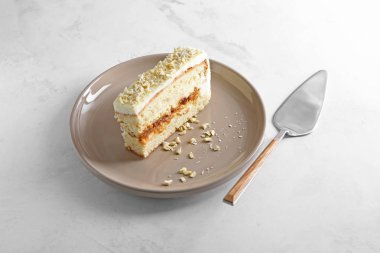 Plaka üzerinde masa lambası lezzetli pasta parçası ile