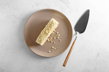 Plaka üzerinde masa lambası lezzetli pasta parçası ile