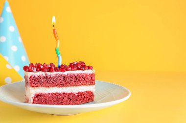 Bir renk arka plan üzerinde mum yanan ile lezzetli Doğum günü pastası