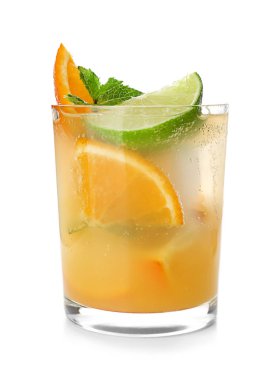 Taze yaz kokteyl cam beyaz arka plan üzerinde