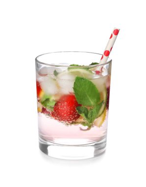 Beyaz arka planda bir bardak taze çilekli limonata.