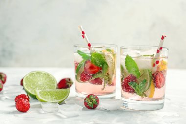 Işık tablosu üzerinde taze çilek limonata