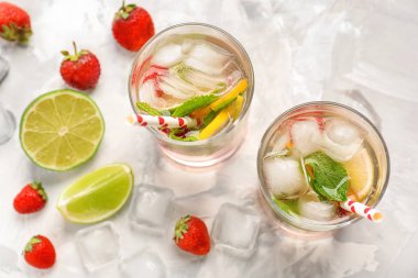 Işık tablosu üzerinde taze çilek limonata