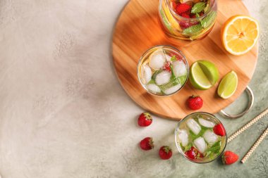 Renk tablosu üzerinde taze çilek limonata