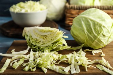 Masada kesilmiş lahanalı ahşap tahta.