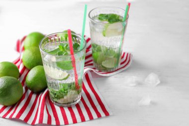 Işık tablosu üzerinde taze mojito bardak