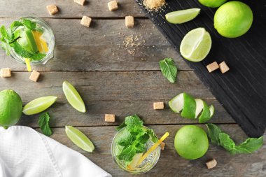 Ahşap arka plan üzerinde taze mojito bardak ile kompozisyon