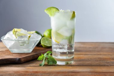 Ahşap masa üzerinde taze Mojito cam