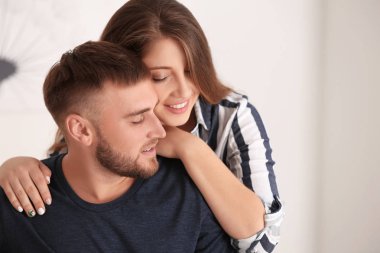 evde mutlu sevgi dolu bir çift