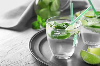 Metal tepsi üzerinde taze mojito bardak