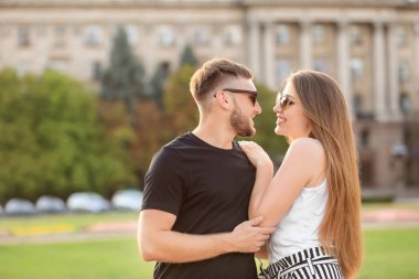 Mutlu sevgi dolu çift açık havada