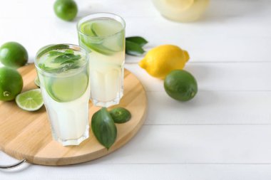 Taze limon limonata ahşap tahta üzerinde