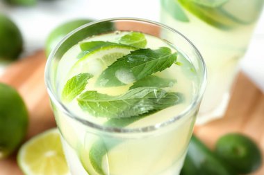 Bardak taze limon limonata, portre