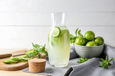 Tablo taze limon limonata sürahi