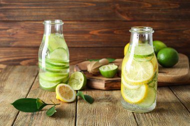 Ahşap masa taze limon limonata şişe